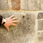 Odcisk „diabelskiej łapy” na zewnętrznym murze kościoła