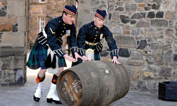 Słynny kilt, czyli „spódniczka” oraz szkocka whisky – to tylko jedne z wielu symboli, dla których Szkoci chcą zachować swoją odrębność 
