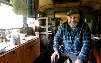 Zygmunt Furdygiel wypala węgiel od 44 lat. Przyjął nas w swoim baraku nad wsią Stężnica 