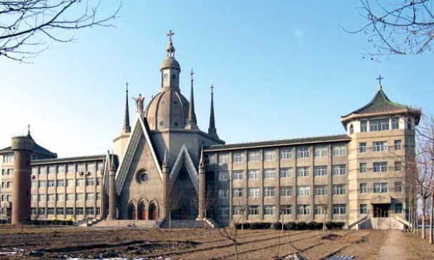 Seminarium duchowne w prowincji Hebei. Przygotowujący się tu do kapłaństwa klerycy zastrajkowali, kie-dy wicerektorem władze mianowały komunistycz¬nego aparatczyka