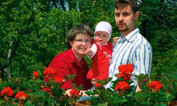 Rozważa: Renata Kleszcz-Szczyrba wykładowca akademicki, psycholog, psychoterapeuta Na zdjęciu z mężem i córeczka
