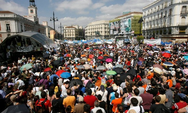 Demonstranci okupują plac w Madrycie