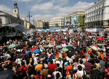 Demonstranci okupują plac w Madrycie