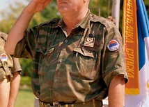 Gen. Ratko Mladić dowodził wojskami bośniackich Serbów podczas wojny na Bałkanach. Jest oskarżony o zbrodnie wojenne, zbrodnie przeciwko ludzkości i zbrodnię ludobójstwa
