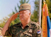 Gen. Ratko Mladić dowodził wojskami bośniackich Serbów podczas wojny na Bałkanach. Jest oskarżony o zbrodnie wojenne, zbrodnie przeciwko ludzkości i zbrodnię ludobójstwa
