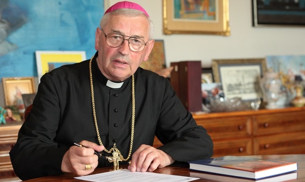 Bp Pieronek o finansach Kościoła w exposé
