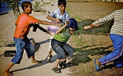 30.05.2011. Benghazi. Libia. Dzieci bawią się w wojnę na ulicy Benghazi, bastionu libijskich rebeliantów. 