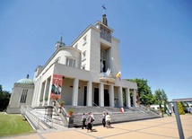 Budowa bazyliki w Niepokalanowie, rozpoczęła się jeszcze w 1939 r. 