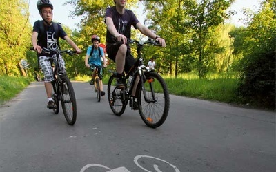 Aby rowery mogły na dobre zagościć na polskich drogach, potrzeba nie tylko ścieżek, ale także zmiany w naszej mentalności. Na szczęście jest też dobra wiadomość: mamy w kraju mnóstwo pięknych szlaków ro-werowych.