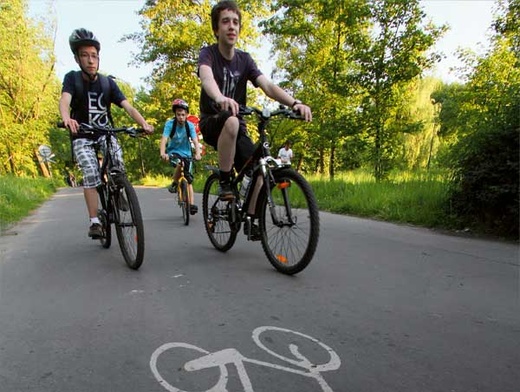 Aby rowery mogły na dobre zagościć na polskich drogach, potrzeba nie tylko ścieżek, ale także zmiany w naszej mentalności. Na szczęście jest też dobra wiadomość: mamy w kraju mnóstwo pięknych szlaków ro-werowych.