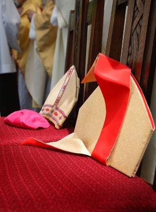 Co z biskupami bez papieskiego mandatu?