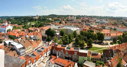 Wilno świeci wśród łąk