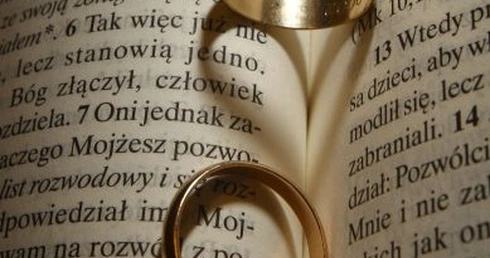 Co zawiera dokument nt. małżeństw mieszanych?