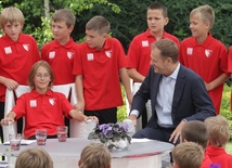 Premier kopał, kibice protestowali