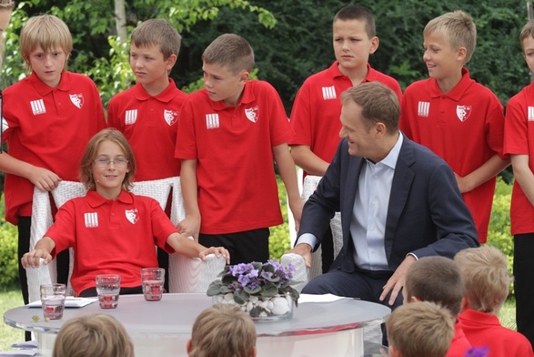 Premier kopał, kibice protestowali