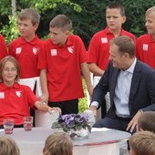 Premier kopał, kibice protestowali