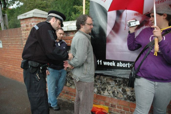 Nielegalna obrona życia