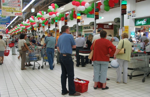 Hipermarkety zjadają marki