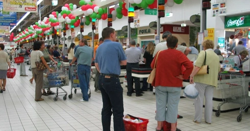 Hipermarkety zjadają marki