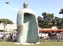 Rzymski pomnik Jana Pawła II "klasyką"?