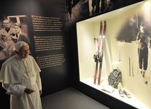 Benedykt XVI na wystawie o JP II