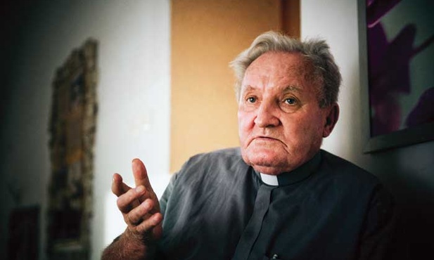 Ojciec z połówką dyni