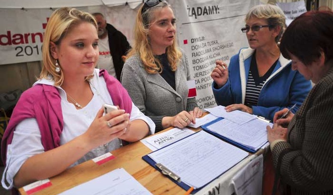Ludzie  trzymający  namiot