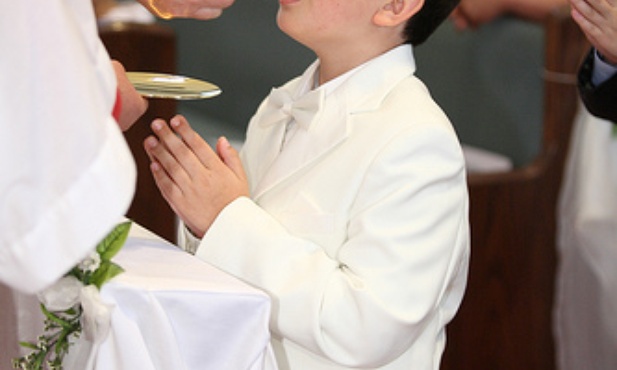 Komunia do ust czy na rękę?