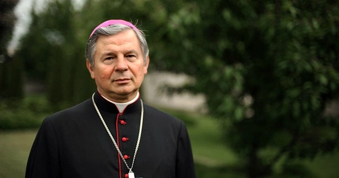 Biskup u ofiar trąby powietrznej