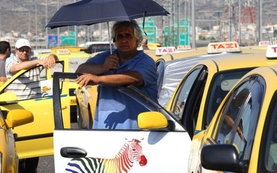 Grecja: Taksówkarze blokują stołeczne lotnisko i port