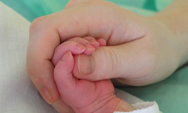 Przepraszają za udział w przymusowych adopcjach