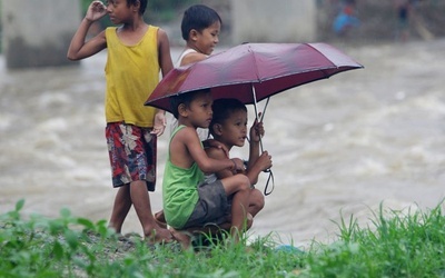 Filipiny: Burza dalej zabija