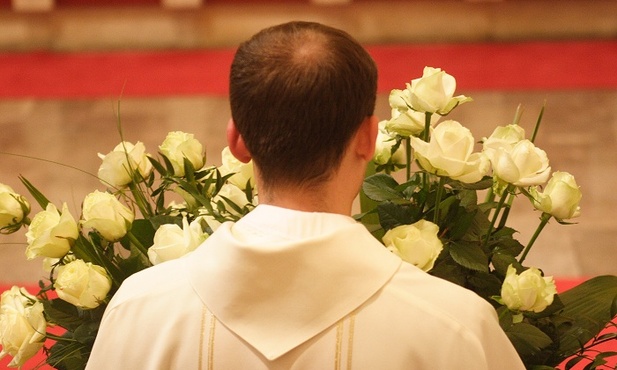 Adoptowali prawie tysiąc księży