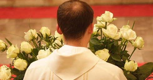 Adoptowali prawie tysiąc księży