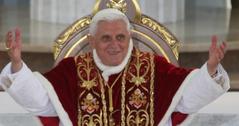 Papież: Weź Biblię na wakacje
