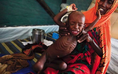 Somalijka i jej syn uciekli przed głodem do Kenii, do szpitala „Lekarzy bez Granic”