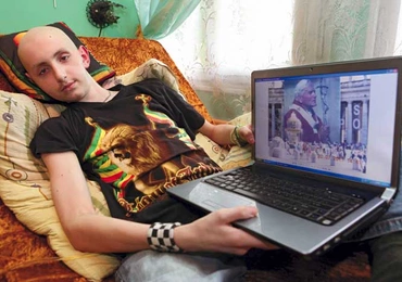 Stasiu z laptopem, na którym ciagle ogląda zdjęcia z podróży do Rzymu