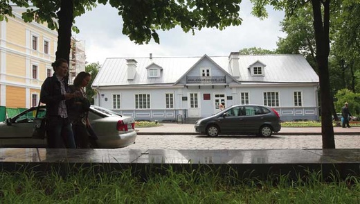 Dom Elizy Orzeszkowej dziś pełni funkcję muzeum i biblioteki.