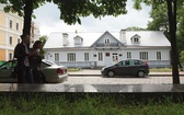 Dom Elizy Orzeszkowej dziś pełni funkcję muzeum i biblioteki.