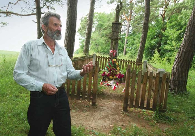 Leon Karpowicz z Łunny przy grobie Jana i Cecylii z powieści Orzeszkowej