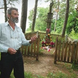 Leon Karpowicz z Łunny przy grobie Jana i Cecylii z powieści Orzeszkowej