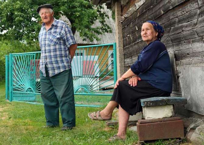 Obrazek jak z książki: jak w Bohatyrowiczach nie spotkać Bohatyrowiczów? Pani Danuta ze słynnego rodu przy gospodarstwie z mężem.