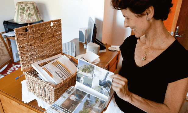 Czarne włosy i biała szata Chrystusa