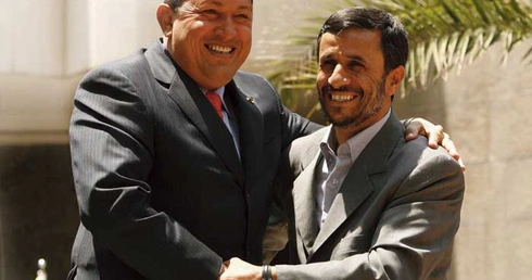 Hugo Chávez (z lewej) i Mahmud Ahmadineżad. Przywódców Wenezueli i Iranu łączą nie tylko interesy ekonomiczne, ale także niechęć do USA