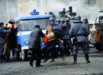 "Czarny czwartek",  reż. Antoni Krauze, wyk.: Marta Honzatko, Michał Kowalski, Marta Kalmus, Grzegorz Falkowski, Andrzej Dębski, Piotr Fronczewski, Wojciech Pszoniak, Polska 2010