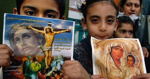 Protesty po zamachach na chrześcijan w Egipcie stały się pretekstem do przyjęcia deklaracji potępiającej prześladowania wyznawców Chrystusa.