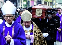 Trumnę z ciałem abp. Józefa Życińskiego złożono w sarkofagu w podziemiach lubelskiej katedry