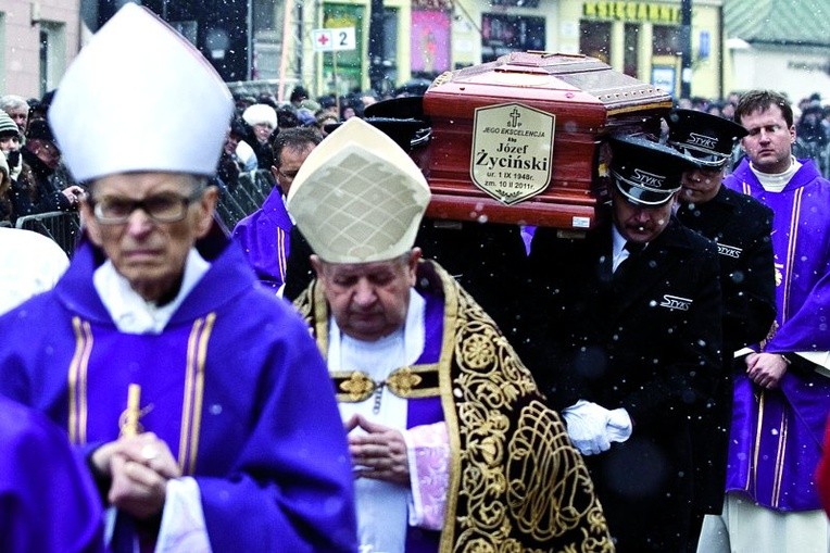 Trumnę z ciałem abp. Józefa Życińskiego złożono w sarkofagu w podziemiach lubelskiej katedry