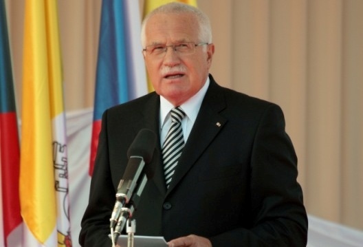 "Czechy korzystają z tego, że nie mają euro"