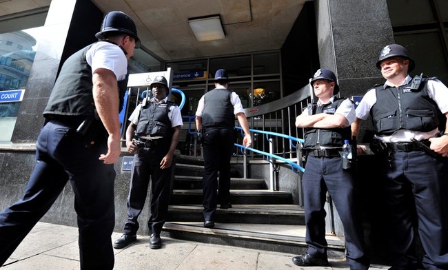 Londyn: biskupi przerażeni zamieszkami